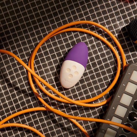 Siri 3 by LELO in purple lifestyle image