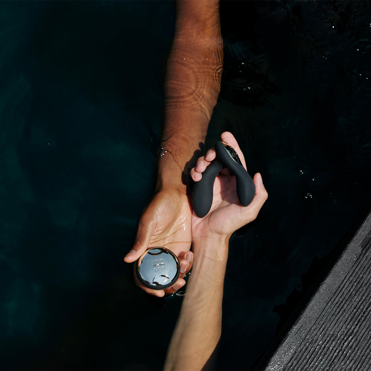 Men holding the Hugo 2 with Remote by LELO