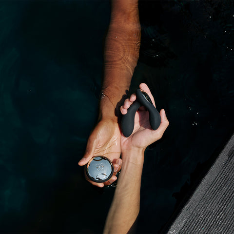 Men holding the Hugo 2 with Remote by LELO