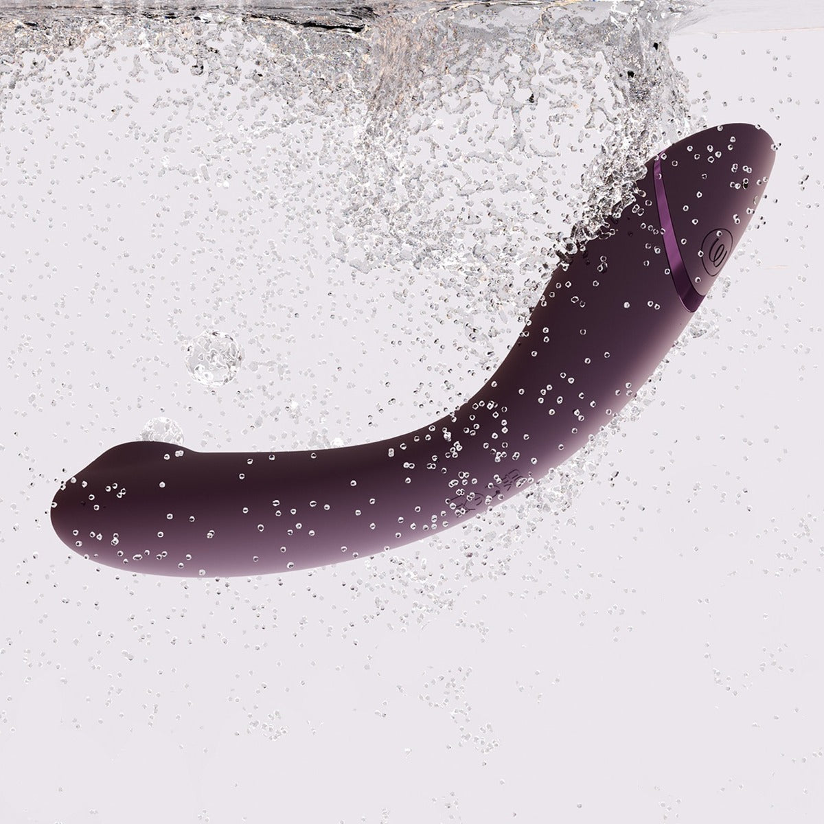 Womanizer OG Waterproof Vibrator Underwater, Aubergine