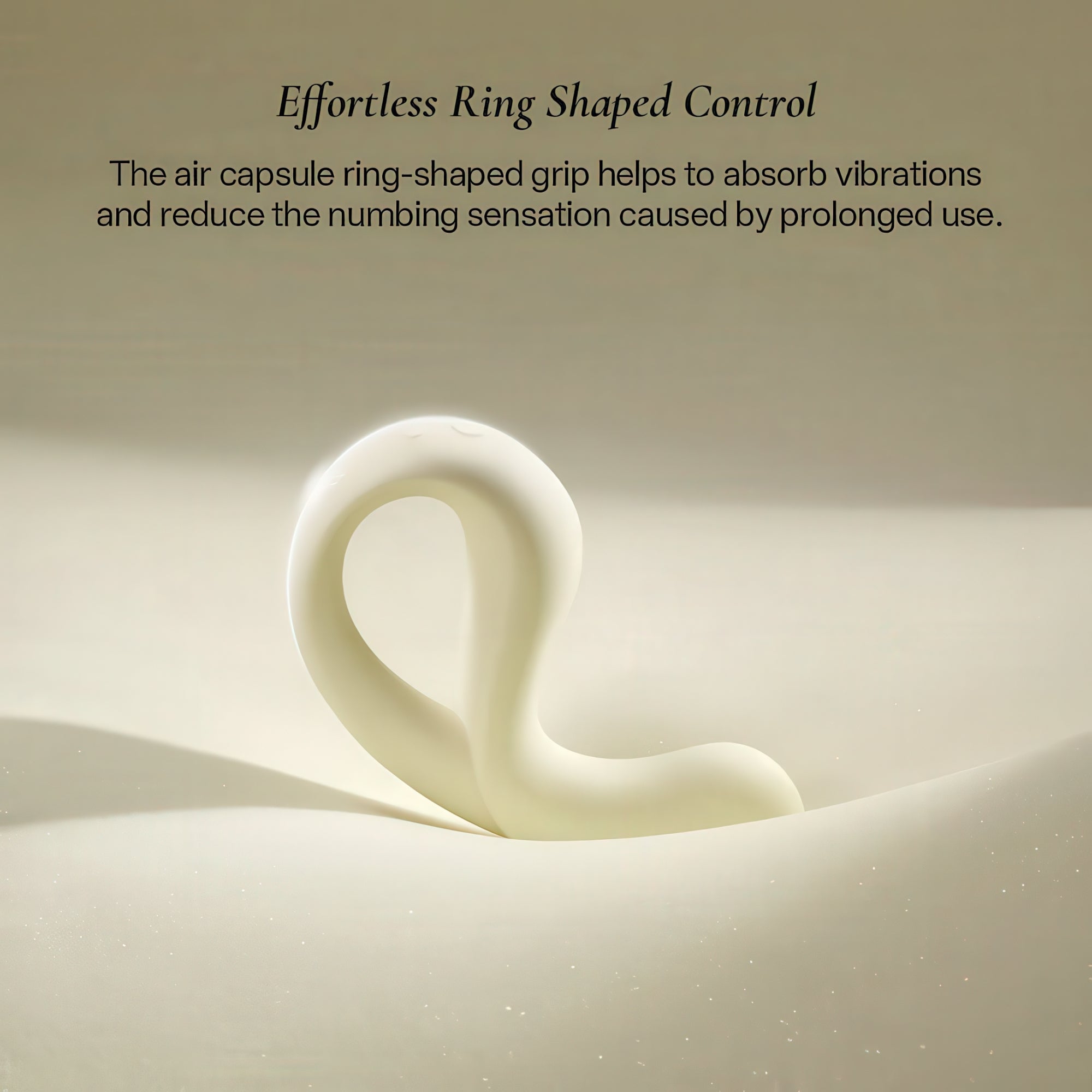 White ring-shaped grip on a beige background with text about its benefits.
