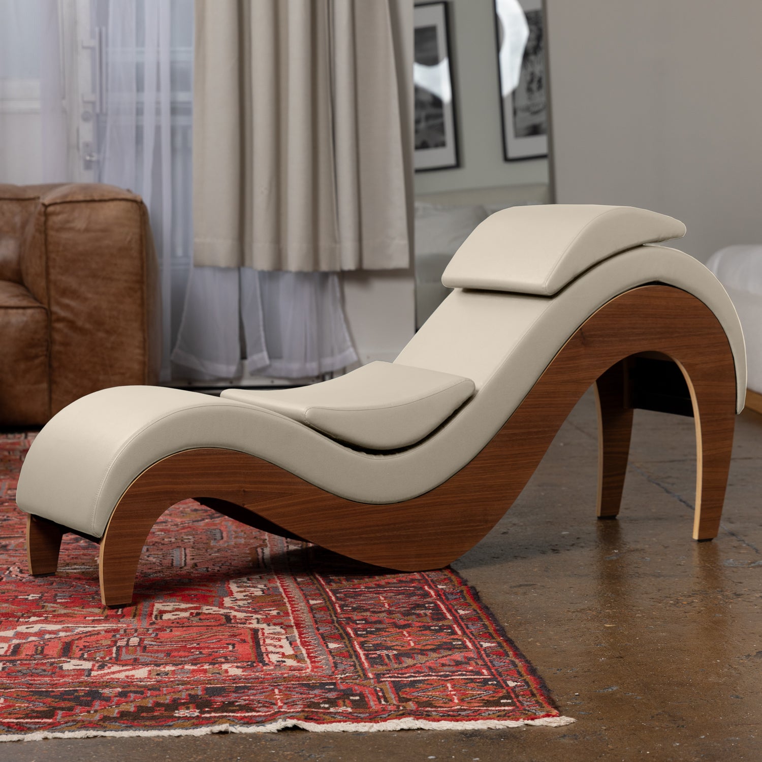MODERN WALNUT DETAIL