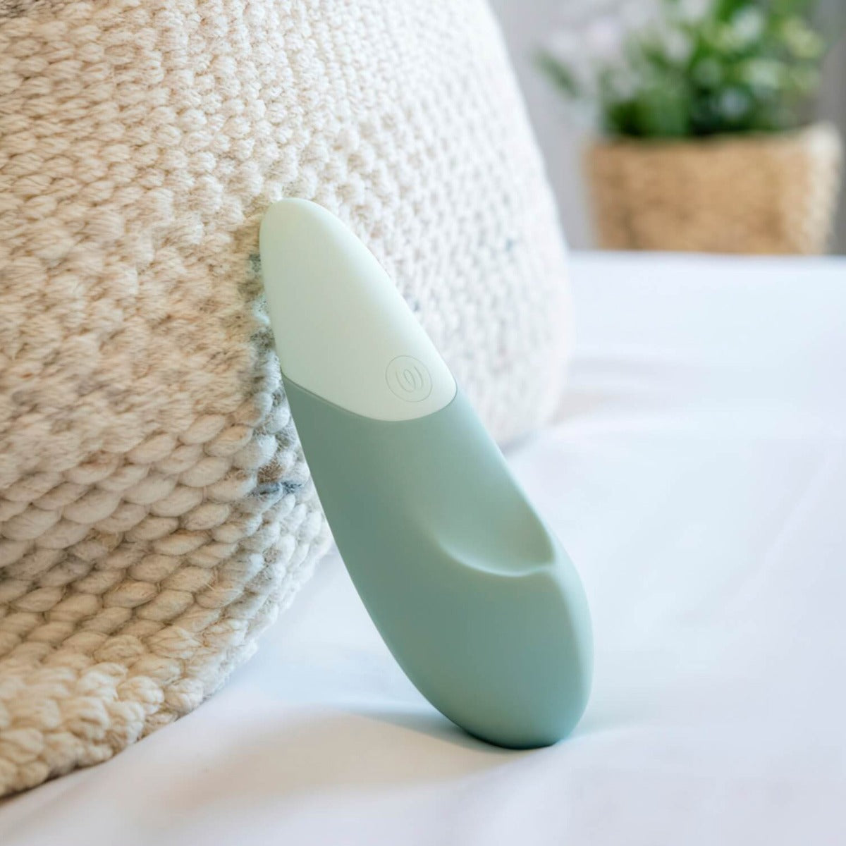 Womanizer Vibe green lifestyle photo