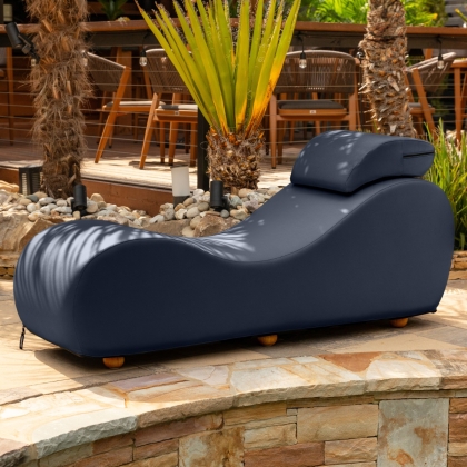 Lyza Outdoor chaise by pool