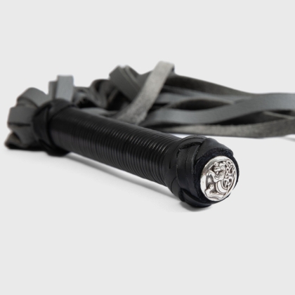 Dragontailz Intermediate Flogger handle close up