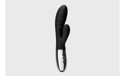 Le Wand Blend vibrator in black on white background
