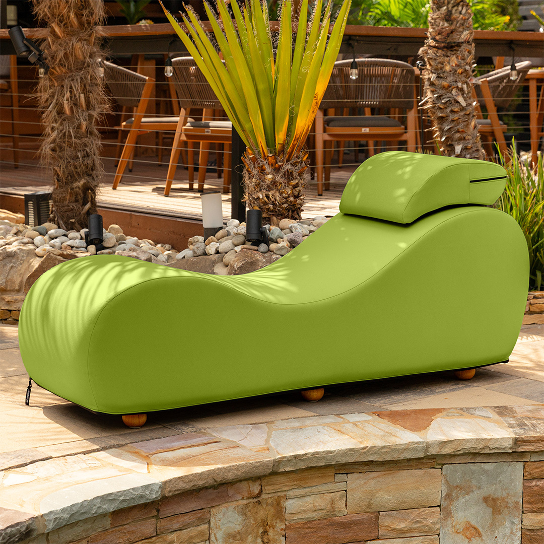 Outdoor Lyza sex chaise on poolside patio