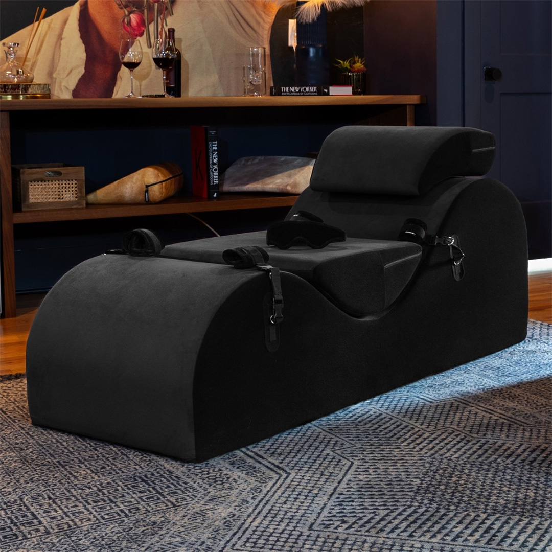 Black Bondage Esse lifestyle photo in bedroom